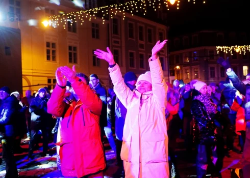 ФОТО: Новый год встречают овациями на улицах и площадях Риги