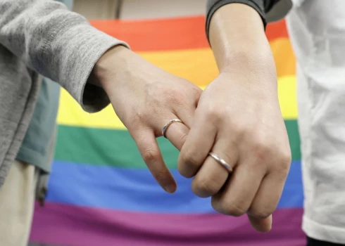 Viendzimuma pāris sadevušies rokās.