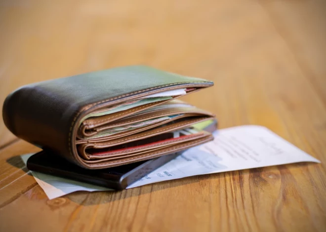 За что в Латвии в 2024 году придется платить больше, а что станет дешевле