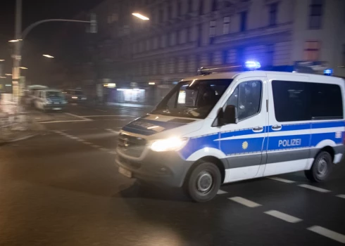 Berlīnē Jaungada nakts atkal trakulīga: šoreiz policijas auto pat notriec mafijas bosa meitu