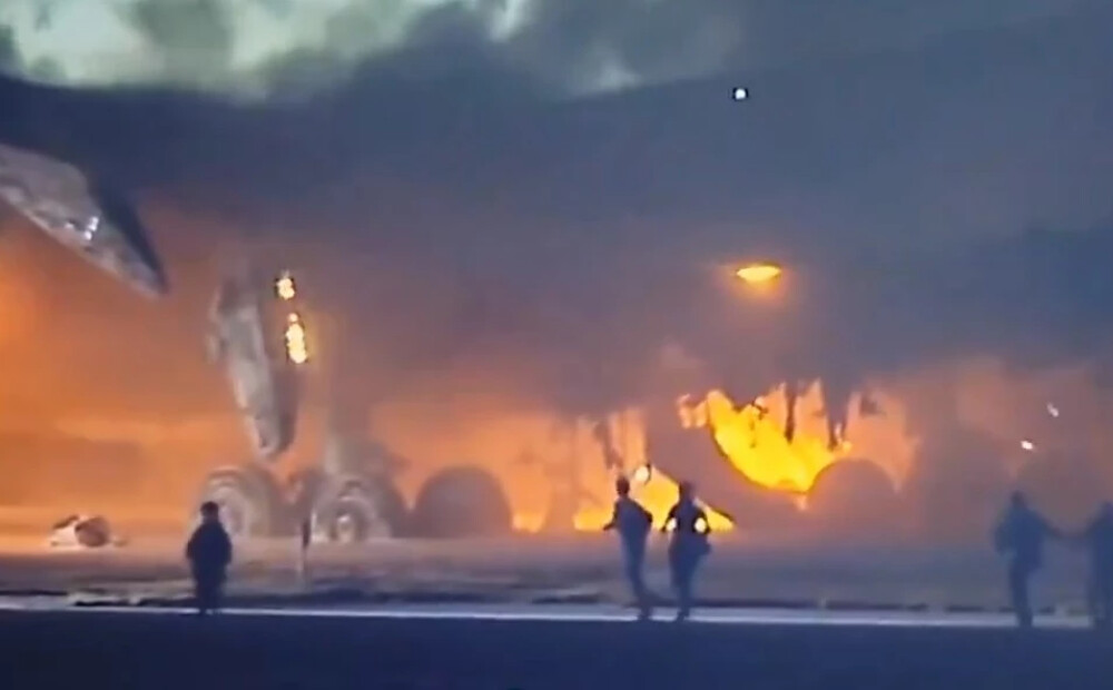 VIDEO: pasažieru lidmašīna Tokijas lidostā ietriekusies citā lidaparātā; to pārņēmušas liesmas