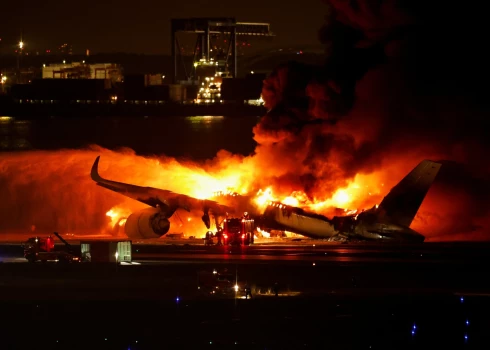VIDEO: pasažieru lidmašīna Tokijas lidostā ietriekusies citā lidaparātā un sadeg; pieci cilvēki gājuši bojā