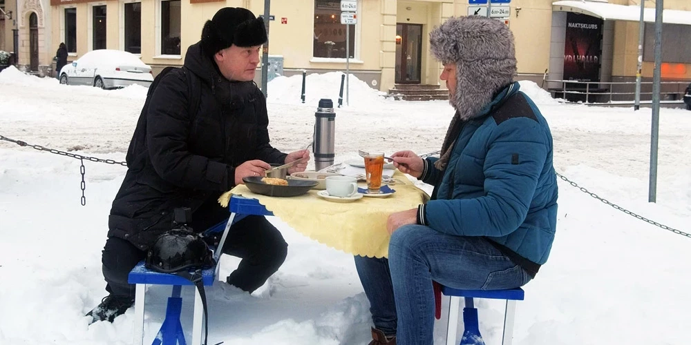 Rihards Lepers ar Lauri Reiniku turpat apsnigušā pļavā nogaršoja skābeņu zupu, kupātus un desertu. 