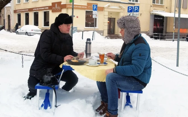 Rihards Lepers ar Lauri Reiniku turpat apsnigušā pļavā nogaršoja skābeņu zupu, kupātus un desertu.