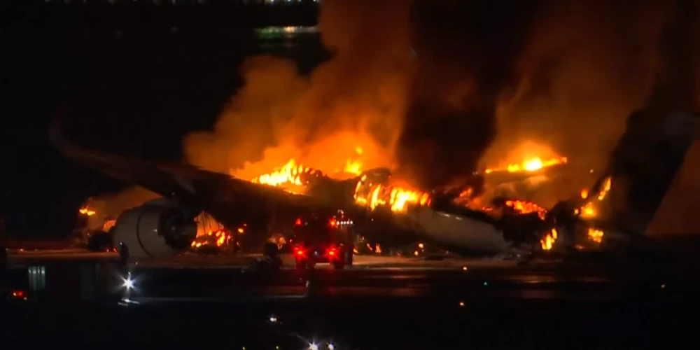 В Токио прямо на взлетной полосе загорелся самолет с пассажирами