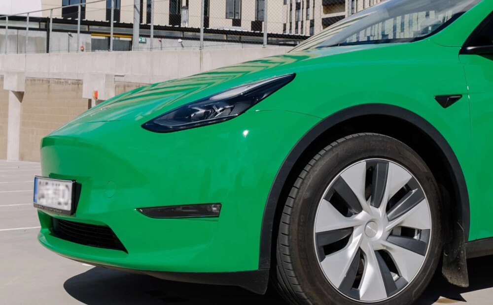 “Bolt” Rīgā sāk piedāvāt braucienus ar “Tesla” elektroauto; ievieš jaunu kategoriju