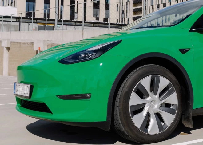 “Bolt” Rīgā sāk piedāvāt braucienus ar “Tesla” elektroauto; ievieš jaunu kategoriju