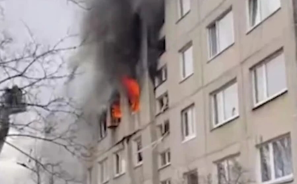VIDEO: daudzstāvu namā Viļņā nograndis sprādziens; liesmas pārņēmušas četrus dzīvokļus