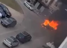 VIDEO: Pļavniekos māju pagalmā ar atklātu liesmu sadeg automašīna
