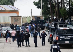 VIDEO: Meksikas fermeri futbola laukumā apšauj gangsterus; prokuratūra to uzskata par nepieciešamo aizstāvēšanos