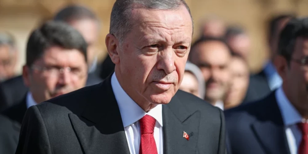 Turcija neielaidīs Melnajā jūrā Ukrainai britu dāvātos mīnu tralerus