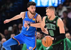 OKLAHOMA CITY, OKLAHOMA - JANUARY 2: Kristaps Porzingis #8 of the Boston Celtics attempts to drive past Chet Holmgren #7 of the Oklahoma City Thunder during the second half at Paycom Center on January 2, 2024 in Oklahoma City, Oklahoma. NOTE TO USER: User expressly acknowledges and agrees that, by downloading and or using this Photograph, user is consenting to the terms and conditions of the Getty Images License Agreement.   Joshua Gateley/Getty Images/AFP (Photo by Joshua Gateley / GETTY IMAGES NORTH AMERICA / Getty Images via AFP)