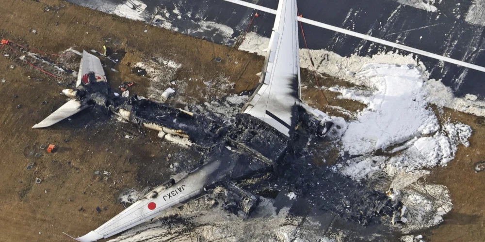 "Japan Airlines" lidmašīna, kas pēc nosēšanās saskrējās ar apsardzes lidmašīnu un aizdegās.