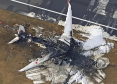 Atklāts, kā izdevās izglābt visus pasažierus no degošās lidmašīnas Tokijas lidostā