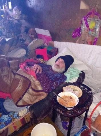 Pagājušā gada nogalē biedrības “Palīdzēsim viens otram” koordinatore sociālajos tīklos dalījās ar skaudru stāstu, kādos bezpalīdzīgos apstākļos jādzīvo kādam pensionāru pārim.