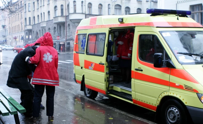 Ja redzam cilvēku bezpalīdzīgā stāvoklī, cilvēkus aicina nebūt vienaldzīgiem un par to ziņot sociālajam dienestam, “ātrajai palīdzībai” vai pašvaldības policijai.