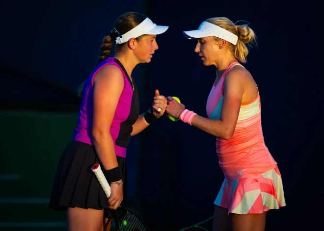 Ostapenko ar Kičenoku atspēlē divas mačbumbas un iekļūst Brisbenas "WTA 500" ceturtdaļfinālā