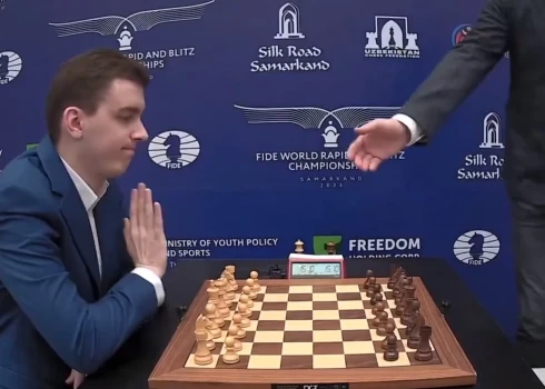 ВИДЕО: несмотря на угрозу дисквалификации польский шахматист отказался пожать руку россиянину на чемпионате