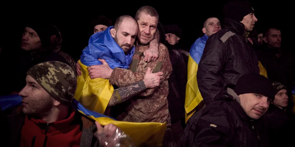 Ukraina un Krievija veikušas līdz šim vērienīgāko karagūstekņu apmaiņu
