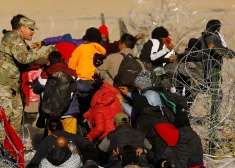 ASV Tieslietu ministrija apstrīd Teksasas likumu, kas ļaus policijai aizturēt migrantus
