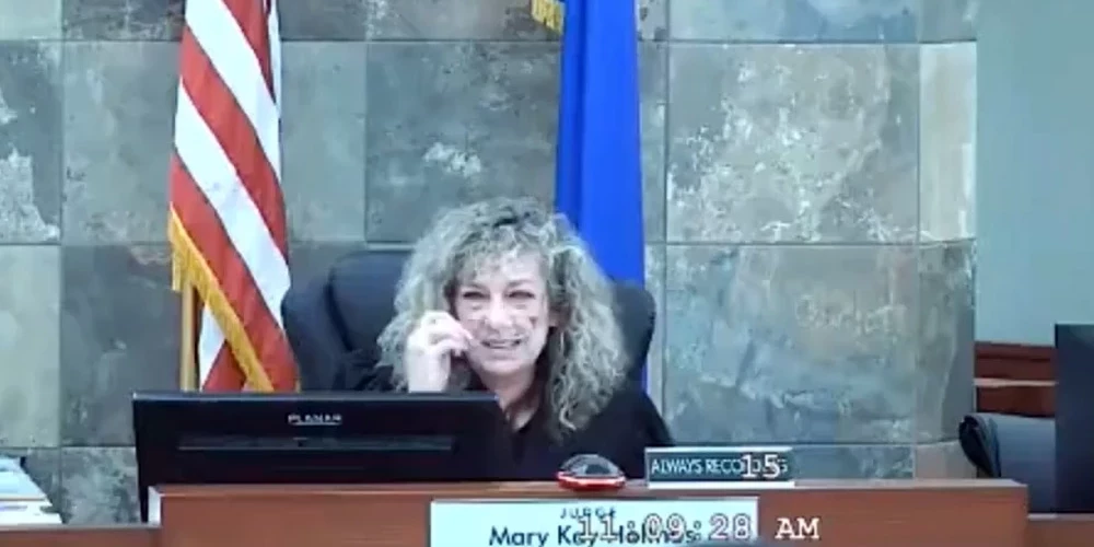 Klārkas apgabala tiesnese Mērija Keja Holtusa vēl smaida un nenojaušs, ka pēc īsa mirkļa apsūdzētais lēks viņas virzienā un izraisīs asiņainu kautiņu.