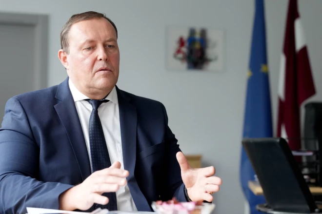 Iekšlietu ministrs Rihards Kozlovskis pēc saceltā skandāla ap jaunajiem Latvijas pasu izcenojumiem paziņojis, ka tie tomēr tiks pazemināti, pagaidām gan vēl nav zināms, par cik.