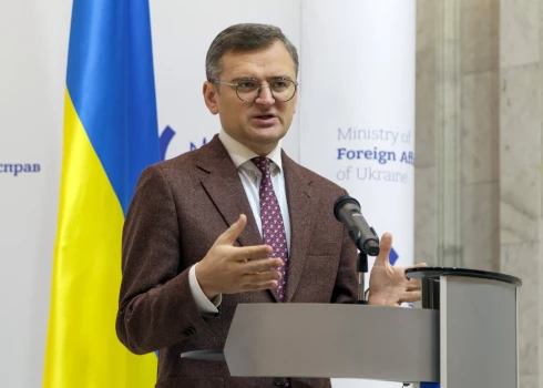 Kuleba aicina Rietumus paātrināt lēmumu pieņemšanu par militāro atbalstu Ukrainai
