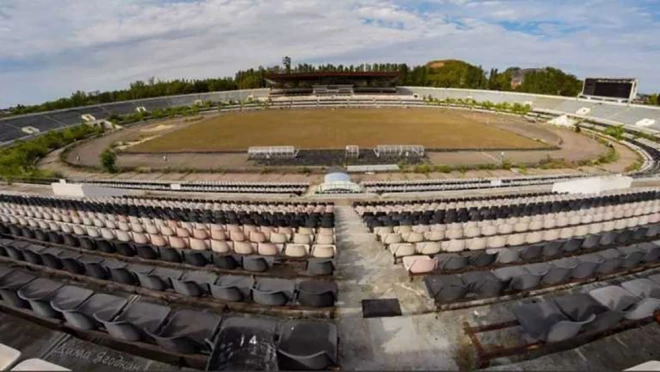 Pēc okupantu ierašanās un Doneckas okupācijas stadions nīkuļo un ir pamests.