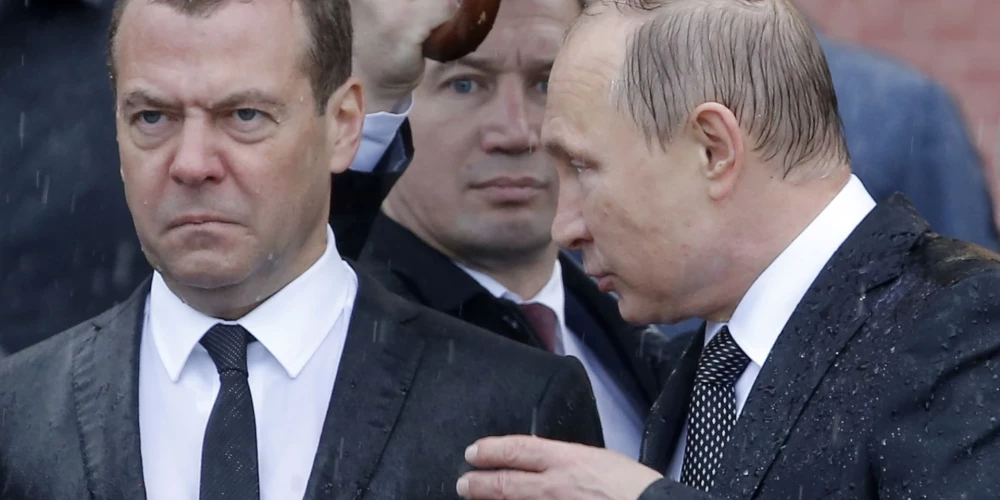 Medvedevs nolamā visus frančus par "p***riem". Par ko viņš ārdās šoreiz?