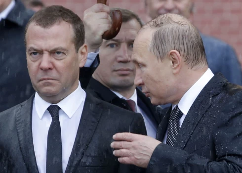 Medvedevs nolamā visus frančus par "p***riem". Par ko viņš ārdās šoreiz?