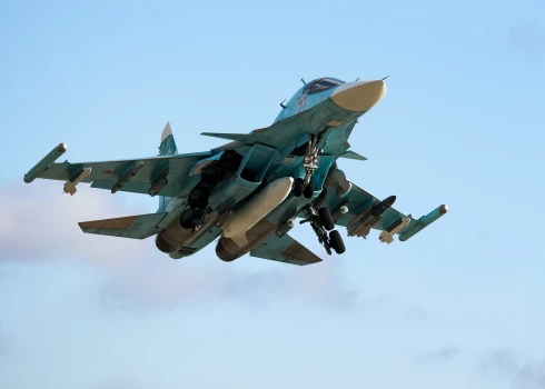 Krievu okupantu iznīcinātājs-bumbvedējs Su-34 dodas apšaudīt Ukrainu.