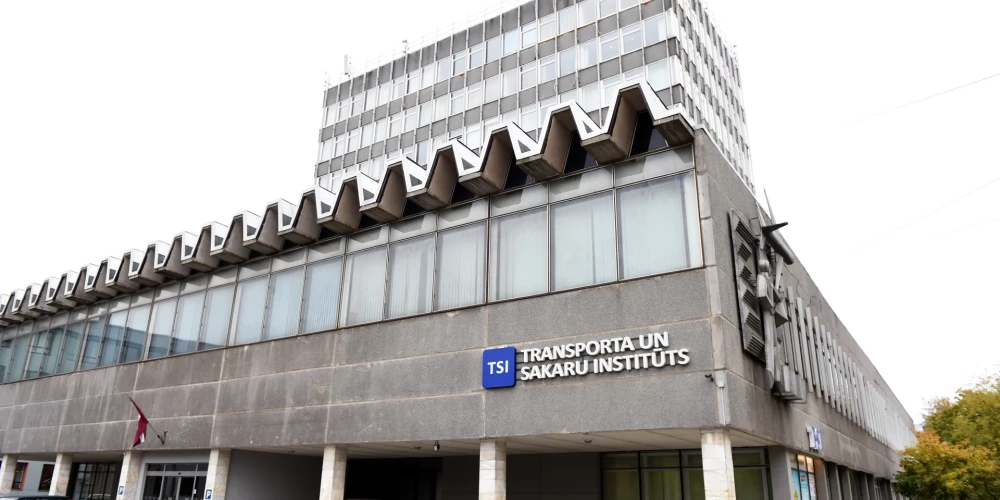 Transporta un sakaru institūts ir augstākā mācību iestāde, kas akreditēta Latvijā uz neierobežotu laiku. Augstskolas satversmi ir apstiprinājis Latvijas Republikas Ministru Kabinets. Institūtu ir akreditējušas vairākas starptautiskas organizācijas. Absolventi saņem valsts apstiprināta parauga diplomus.