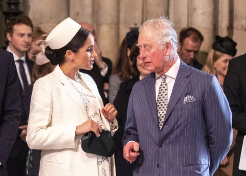 Saseksas hercogiene Megana Mārkla un karalis Čārlzs III (tolaik princis Čārlzs) 2019. gada martā.