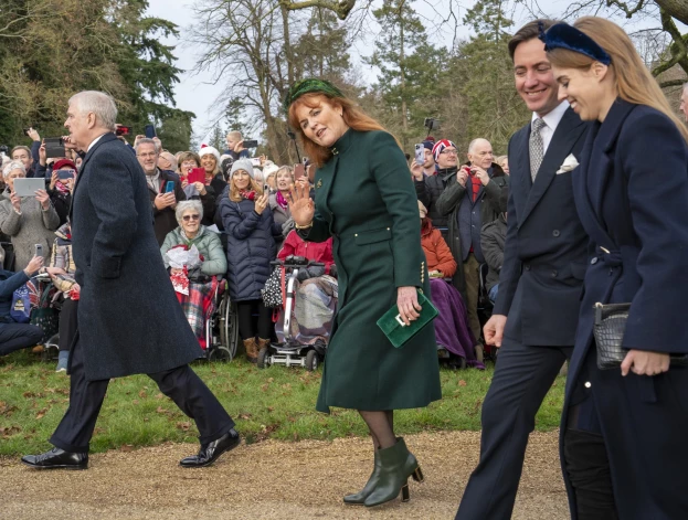 Princis Endrū, Jorkas hercogiene Sāra Fērgusone un viņu vecākā meita princese Beatrise ar vīru Edoardo Mapelli Moci 2023. gada Pirmajos Ziemassvētkos ceļā uz baznīcu Sandringemā.