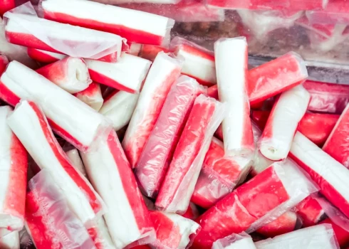 "Viči" zīmola krabju nūjiņas, pelmeņi un citi kulinārijas izstrādājumi plašā izvēlē nopērkami arī Latvijā. Uzņēmums, kurš tos ražo, joprojām darbojas Krievijas tirgū un sponsorē karu.