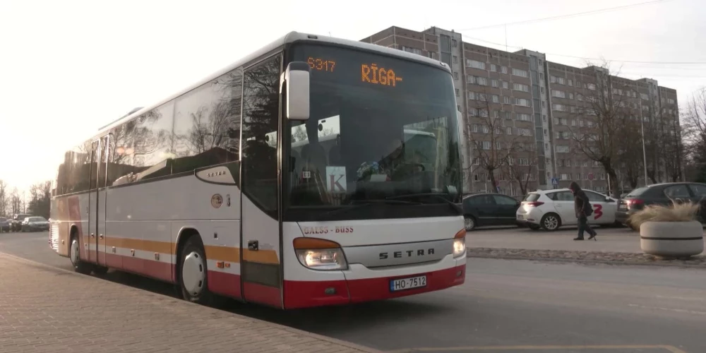 Водитель 31 декабря высадил детей из автобуса в Саласпилсе - они шли до дома 3 км