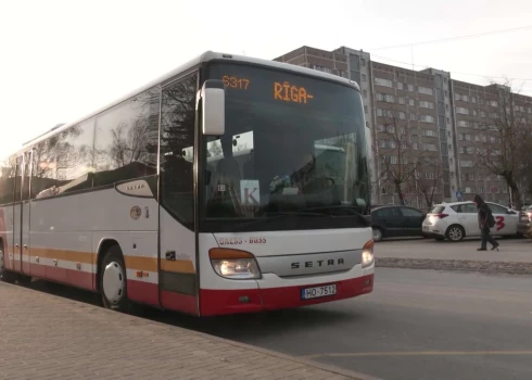 Водитель 31 декабря высадил детей из автобуса в Саласпилсе - они шли до дома 3 км