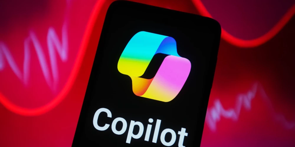 Microsoft Copilot logotips viedtālruņa ekrānā