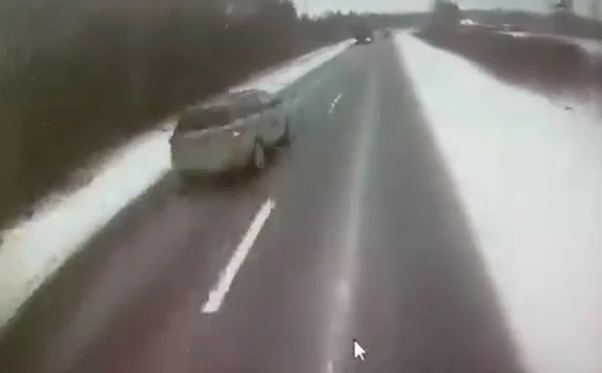 Transportlīdzekļa vadītājs veica bīstamu apdzīšanas manevru, kas gandrīz beidzās ar frontālu sadursmi.