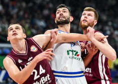 Andrejs Gražulis (pa kreisi) un Dāvis Bertāns cīņā ar Itālijas izlases basketbolistu Džampaolo Riči. 