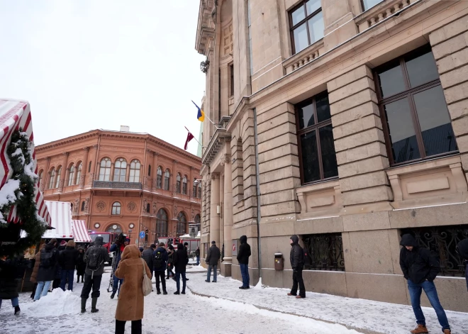 В пятницу из здания Латвийского радио эвакуировали сотрудников из-за задымления, а вещание приостановили до безопасного возобновления.