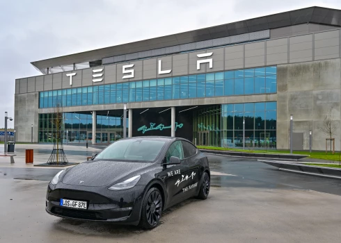 "Tesla" uzņēmums un auto.