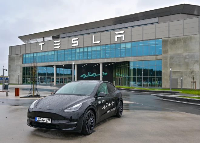 "Tesla" atsauc 1,6 miljonus auto saistībā ar problēmām ar automātisko stūrēšanu