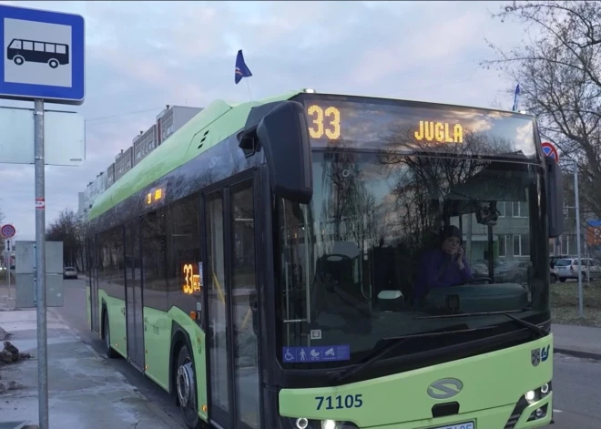 Rīgā elektroautobusos vienalga lej dīzeli, jo ar to apsilda salonu