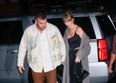 Amerikāņu popzvaigzne Teilore Svifta un amerikāņu futbolists Treviss Kelsijs.