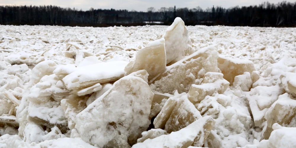 В Плявиньском водохранилище растет ледовый затор - может произойти затопление