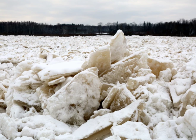 В Плявиньском водохранилище растет ледовый затор - может произойти затопление