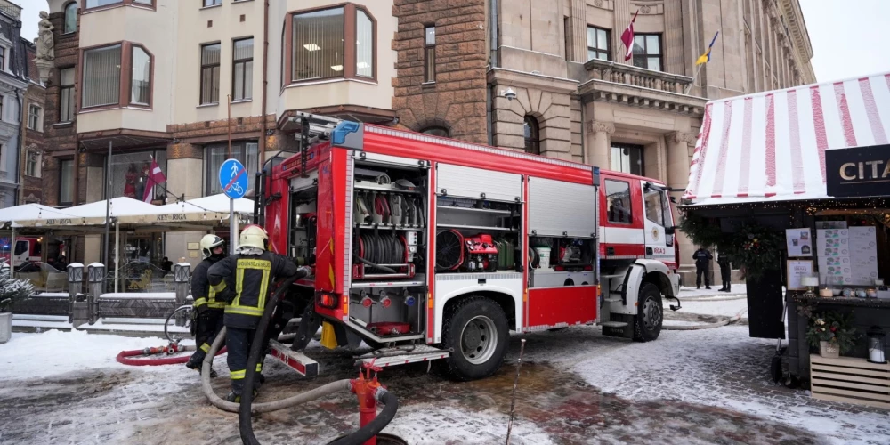 Latvijas Radio ēkā sadūmojuma dēļ piektdien notika darbinieku evakuācija un pāris stundas tika pārtraukti ētera raidījumi.