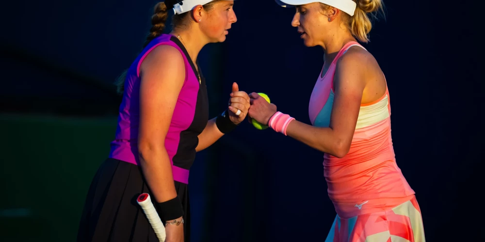 Ostapenko ar Kičenoku bez spēles iekļūst Brisbenas "WTA 500" dubultspēļu finālā