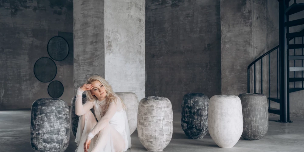 Kalnciema kvartāla galerijā skatāma keramiķes Evijas Vītolas personālizstāde “Savējie/Kosmiskās Zemes olas”.